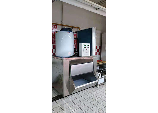 A case of a 1.5 ton flake ice machine in a supermarket in Fujian